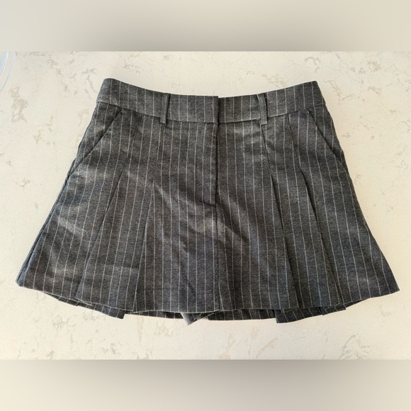 Dynamite Clara Pinstripe Skirt Skort Gray Size 6 US NWT - Picture 1 of 2